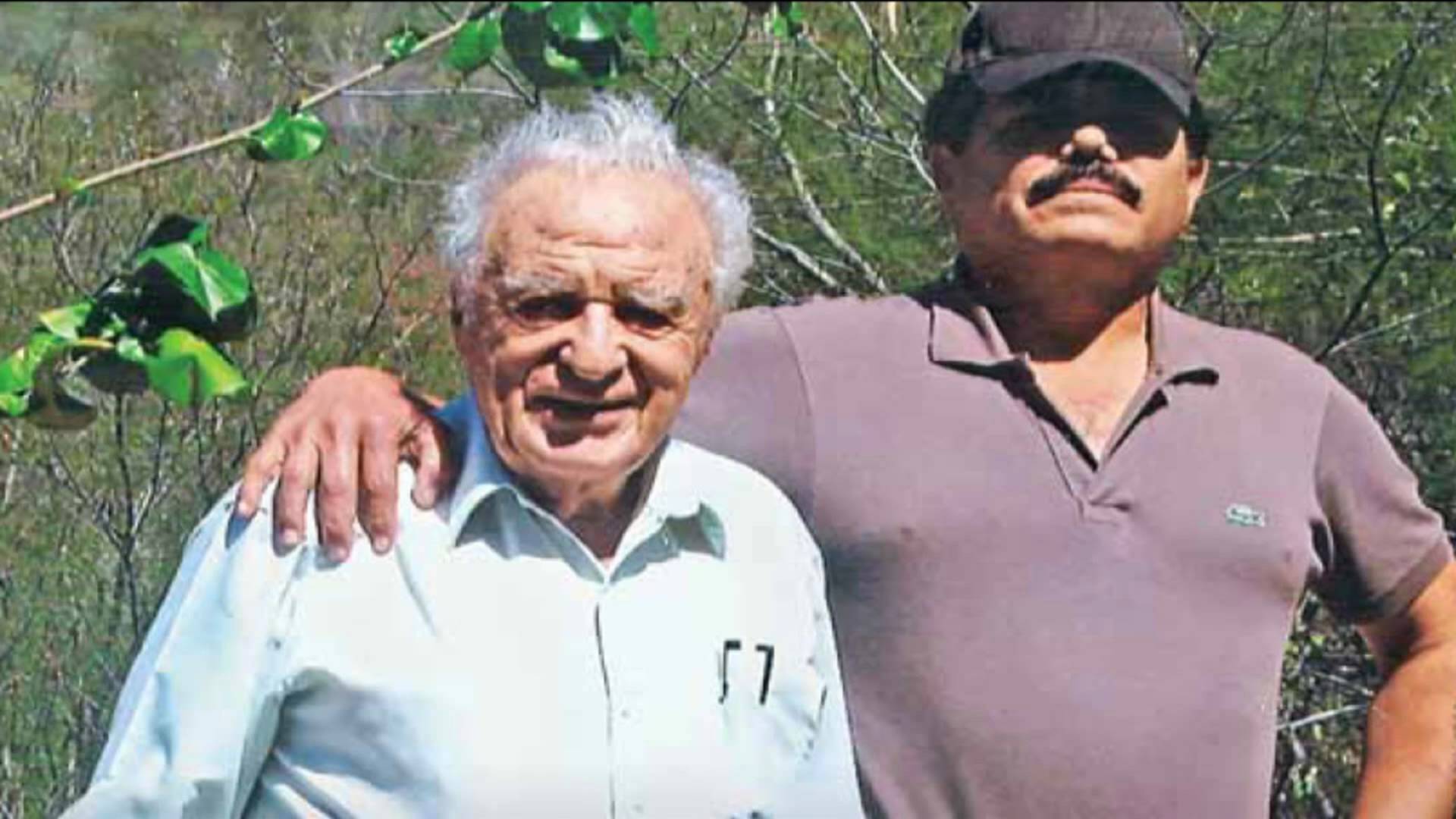 Julio Scherer junto a 'El Mayo' Zambada, su entrevistado, en 2010 (Proceso)