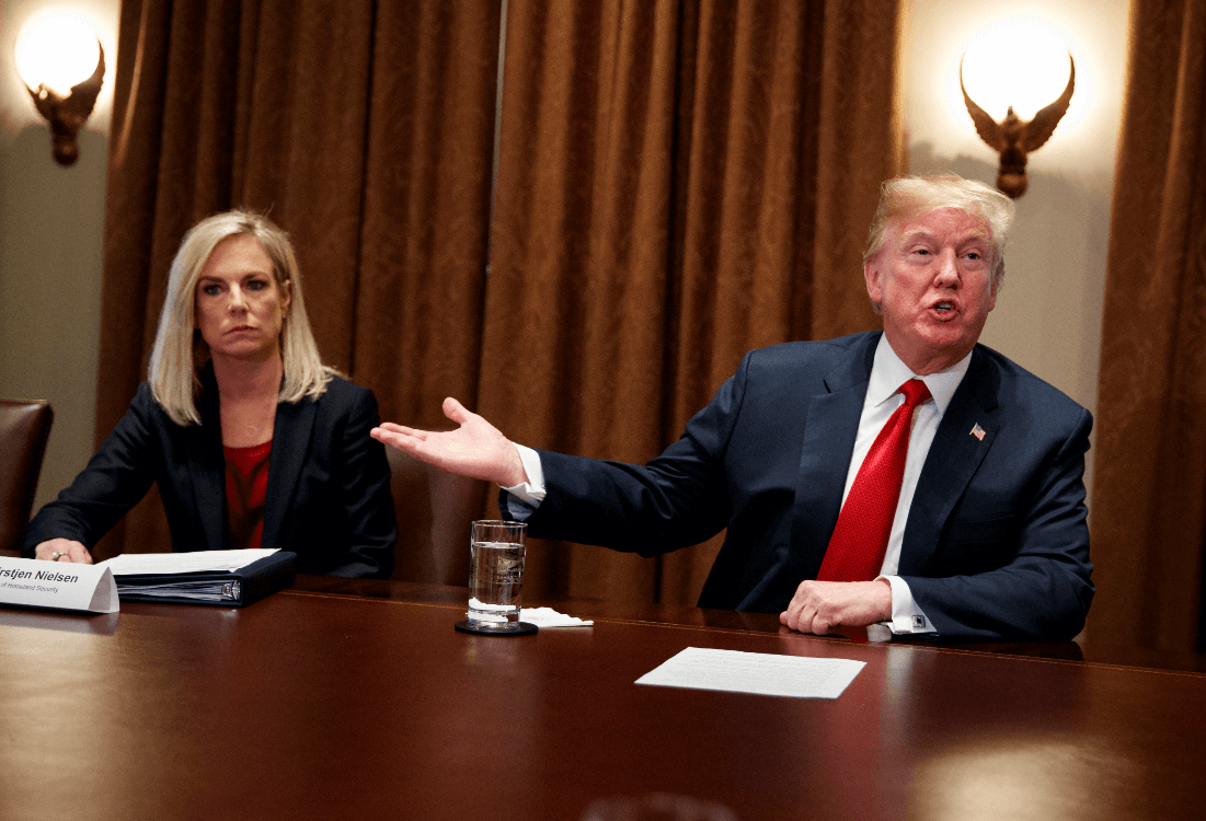 Kirstjen Nielsen y Donald Trump. (AP, archivo) 