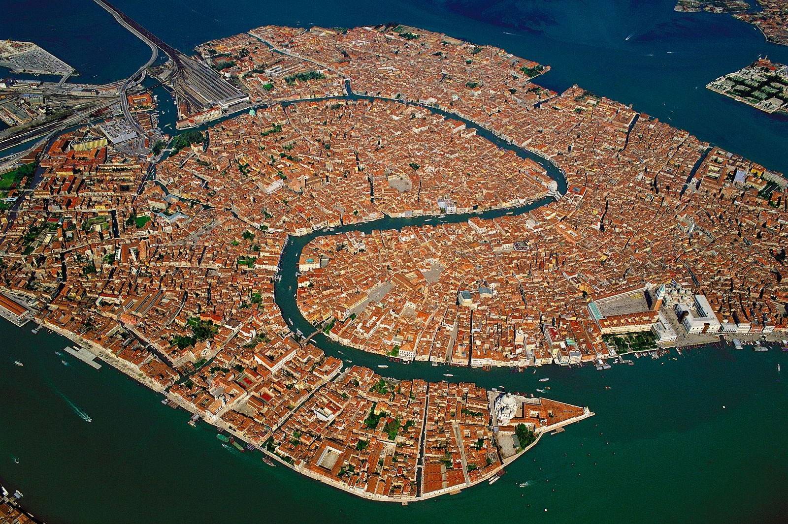 La baja incidencia de crímenes en Venecia, Italia, le convierten en una localidad idónea para probar la tecnología X-law (Imgur)