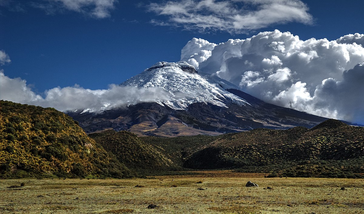 La cumbre del volcán Cotopaxi a menudo se encuentra cubierta de nieve y nubes (Wikimedia Commons)