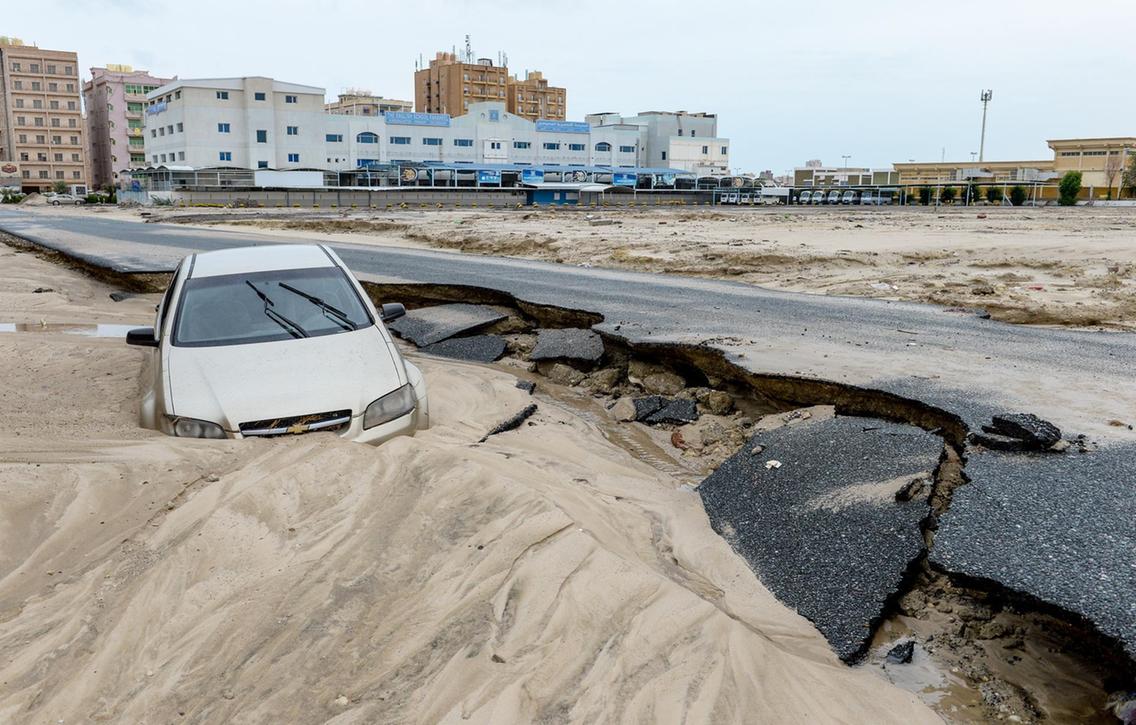 Las inundaciones también han afectado al país vecino de Arabia Saudita, Kuwait; se registraron daños sobre todo cerca de la ciudad capital, Jeddah (TheNational)