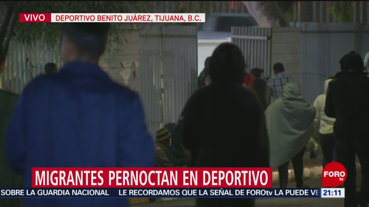 Migrantes pernoctan en el deportivo Benito Juárez en Tijuana