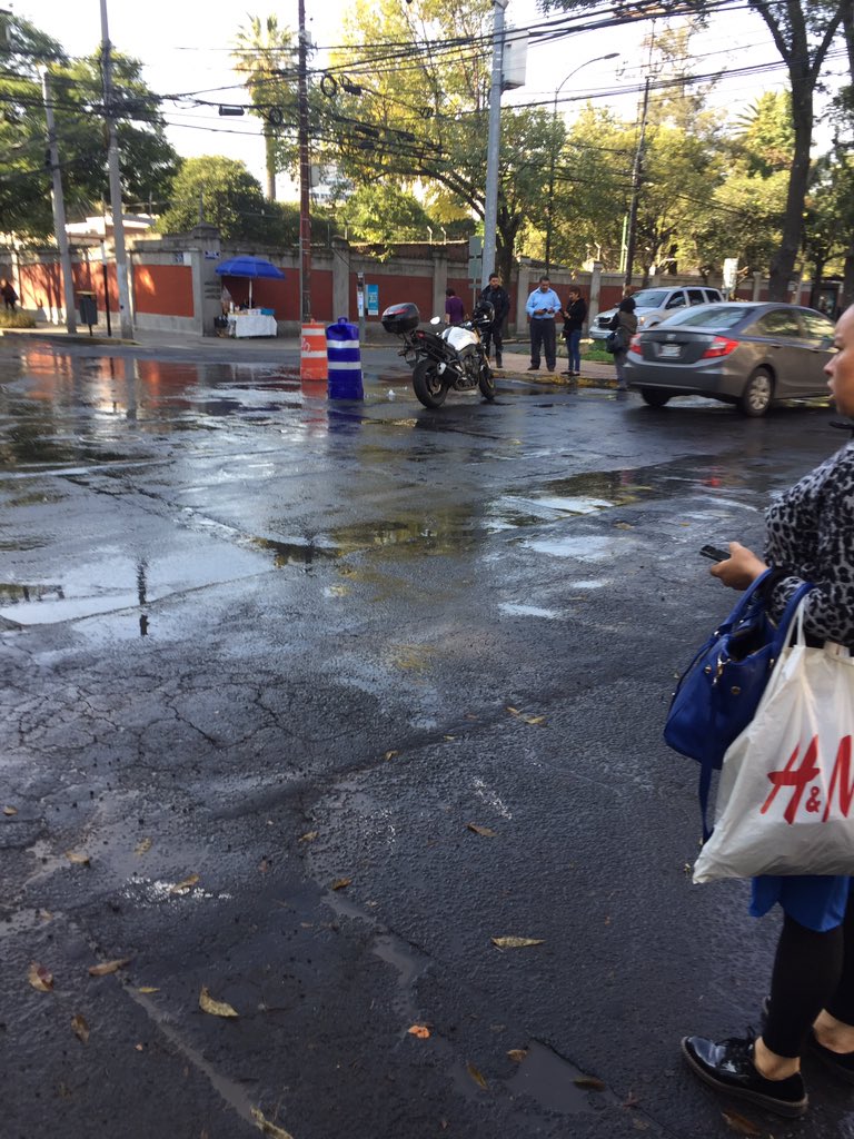 Agua se desperdicia por fuga en colonia Granada, CDMX