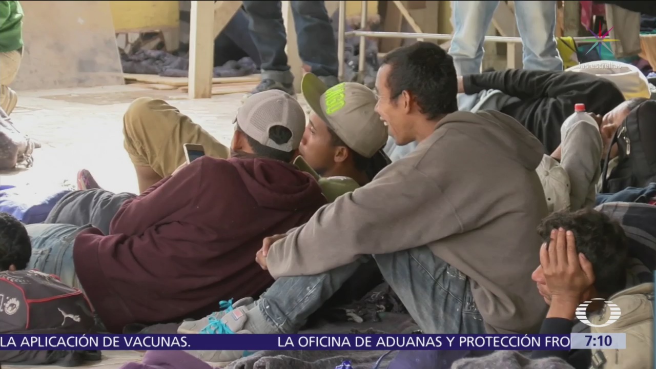 Migrantes ocupan calles cercanas a garitas de Tijuana, esperan asilo en EU
