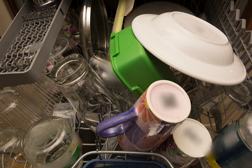 Los platos y vasos se limpian bien en una lavavajillas, pero los residuos que quedan en la máquina lavadora pueden permanecer después del ciclo de lavado (GettyImages)