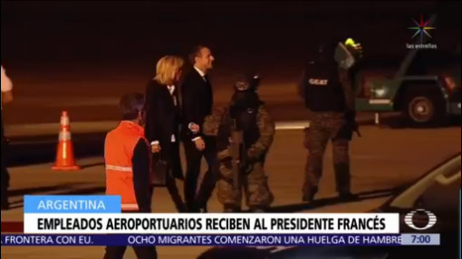Macron y su esposa fueron recibidos en Buenos Aires ¡por empleados del aeropuerto!