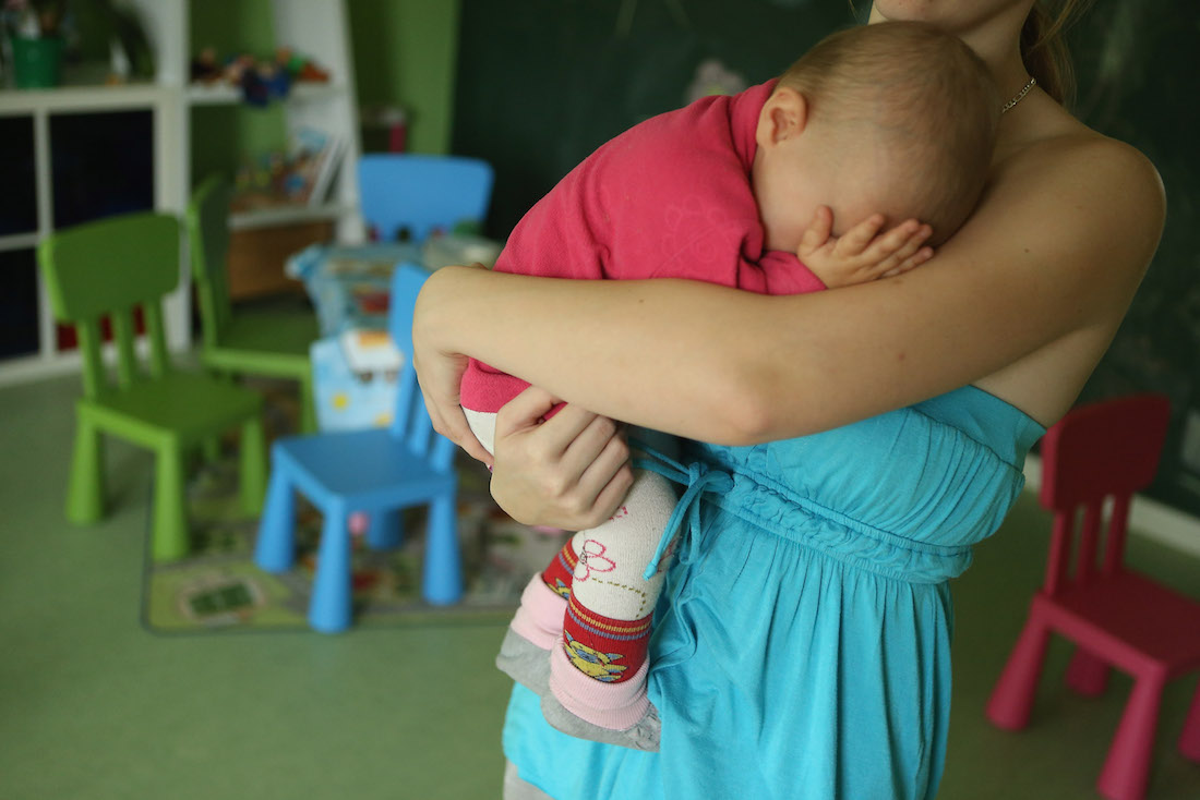 Cuidar a dos niños cansa más que trabajar, revela estudio
