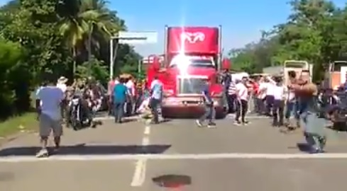 CNTE Chiapas; agrede a chofer que intenta romper bloqueo