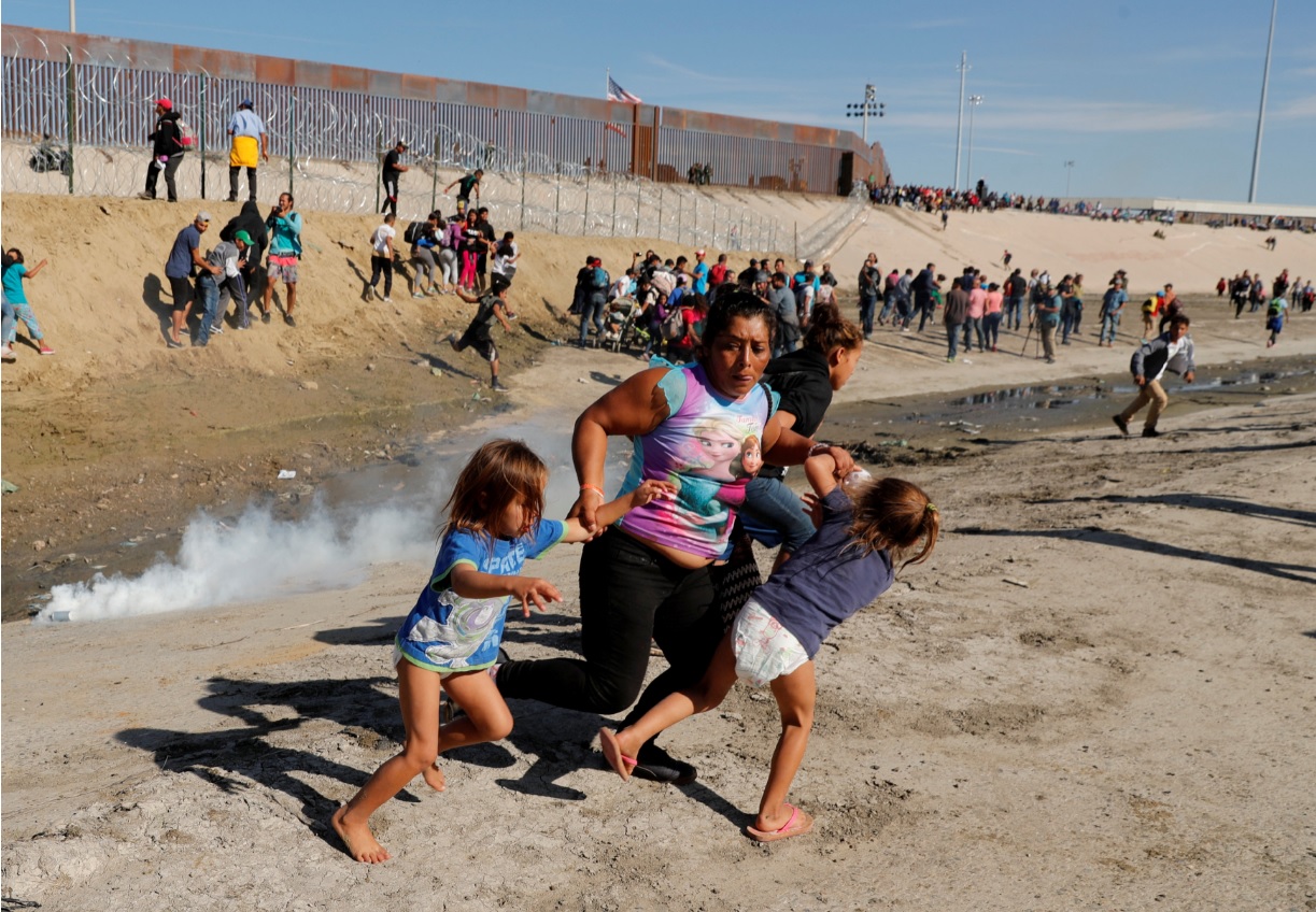 Retrato de una madre y sus hijos huyendo del gas lacrimógeno en la frontera de EU