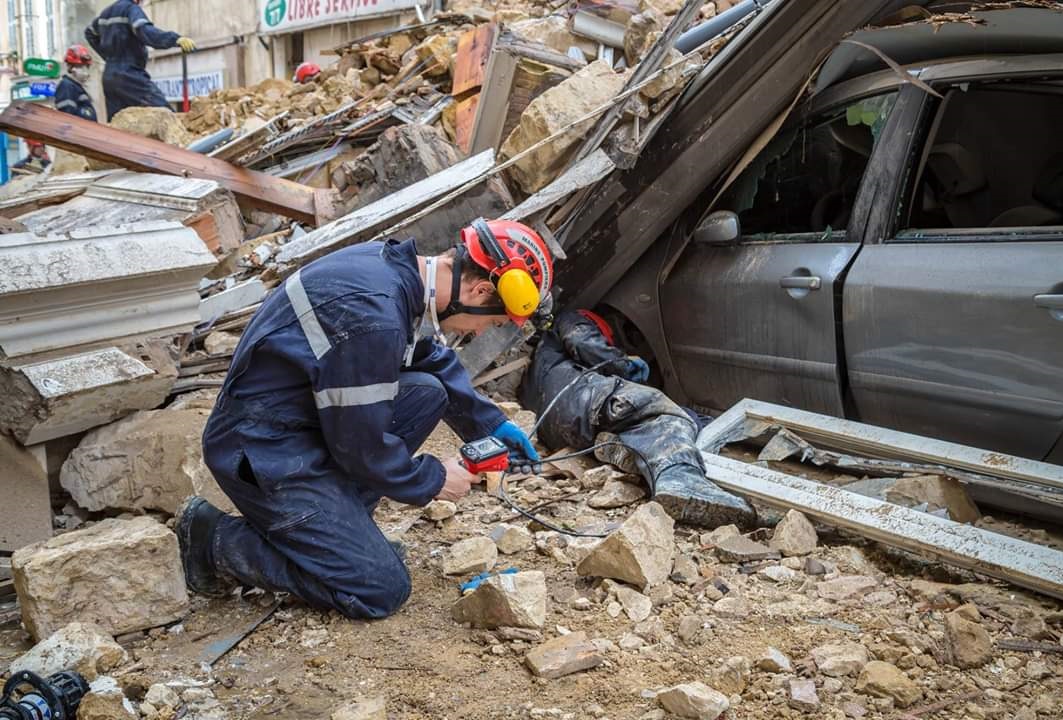 Suman cuatro muertos por derrumbe de edificios en Francia