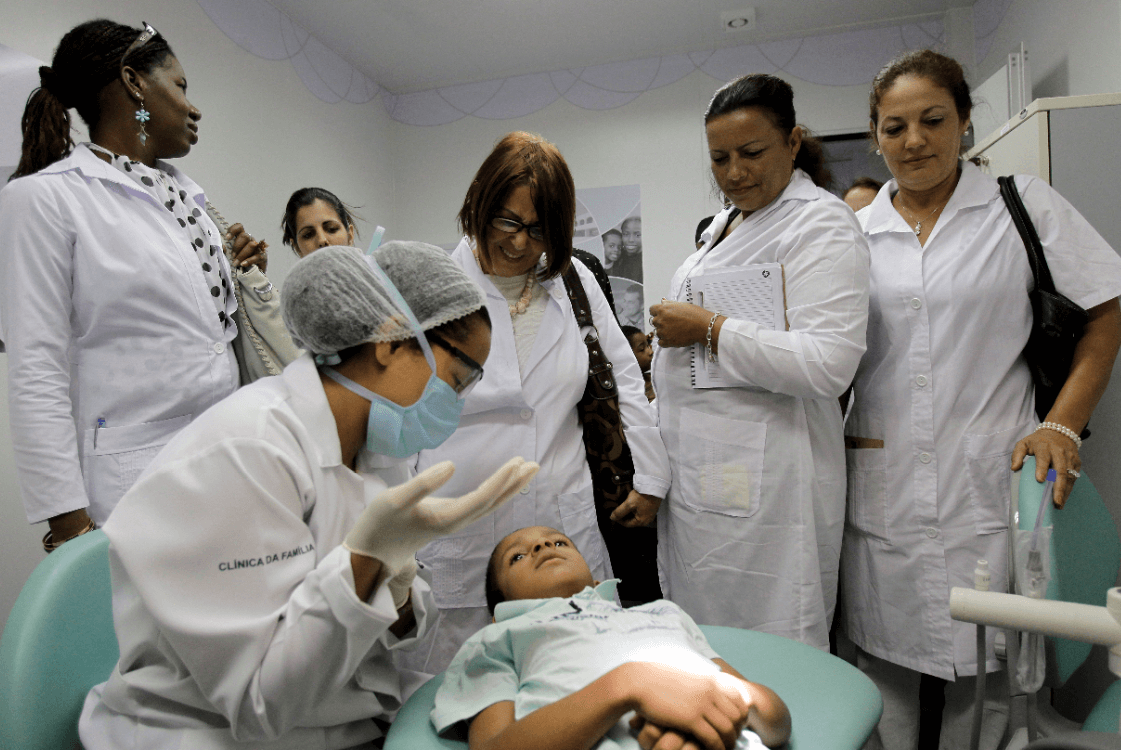 Médicos cubanos observan procedimiento dental en Brasil. (AP, archivo) 