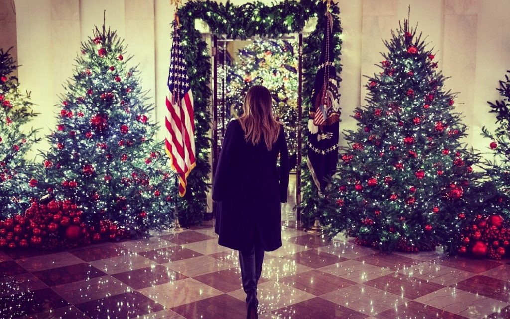 Melania Trump pinta de rojo la Casa Blanca para recibir la Navidad