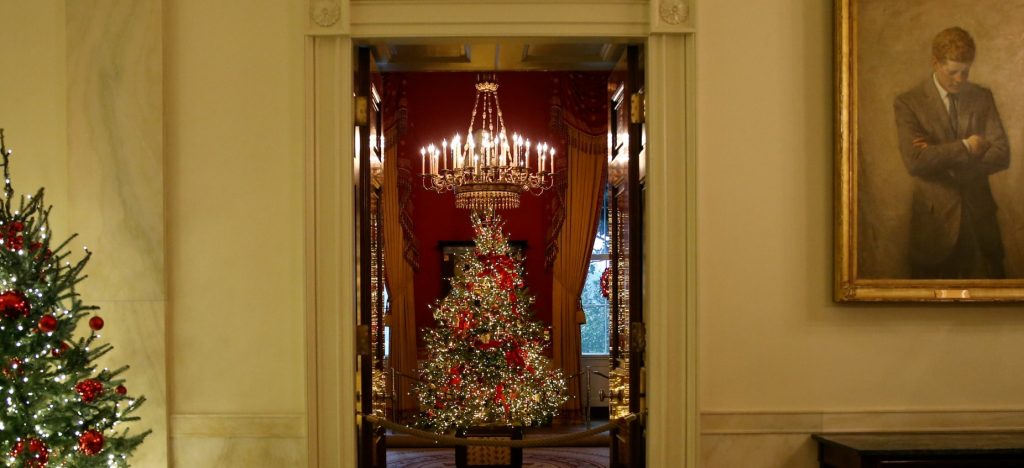 Melania Trump pinta de rojo la Casa Blanca para recibir la Navidad