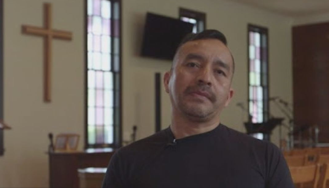 Mexicano Samuel Oliver Bruno, escondido en iglesia en Carolina del Norte. (Twitter)