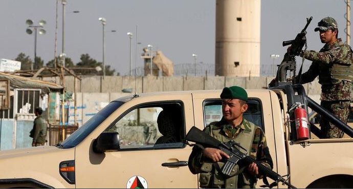Explosión en base militar de Afganistán deja nueve muertos