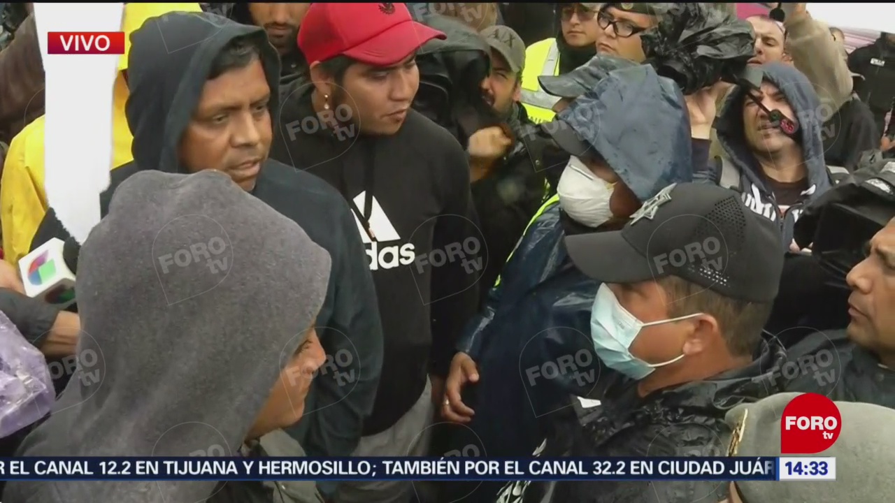Miembros de caravana migrante discuten con autoridades en Tijuana