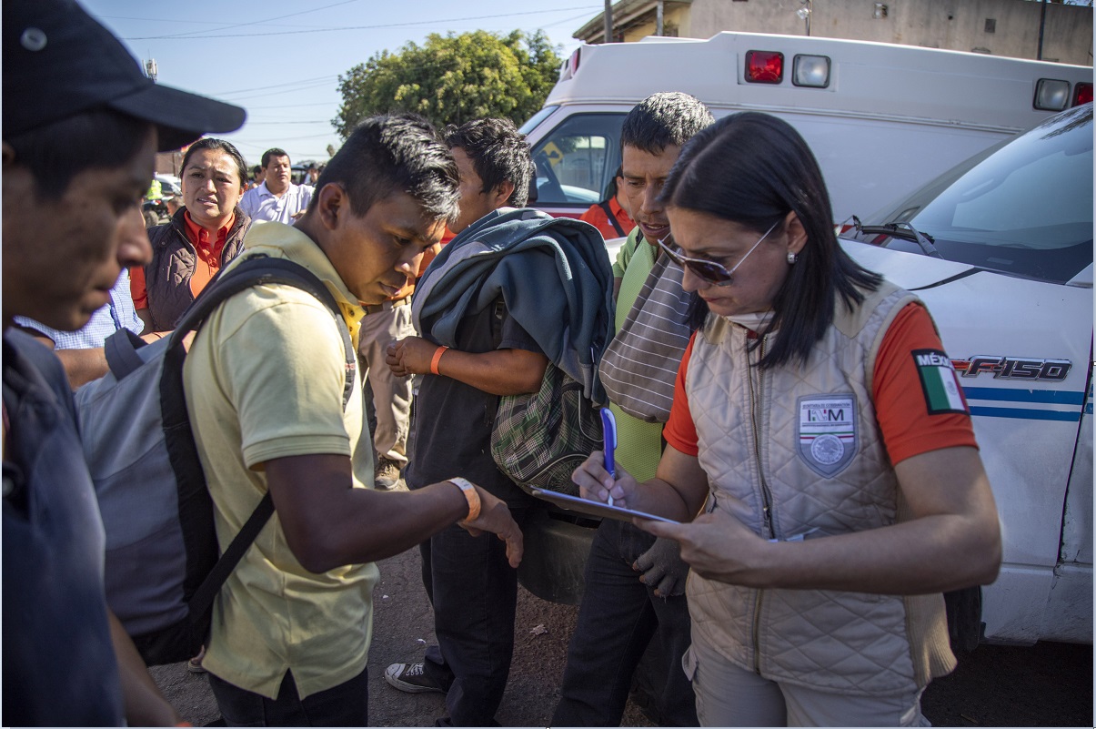Miembros de caravana migrante reciben tarjetas de identificación en Tijuana