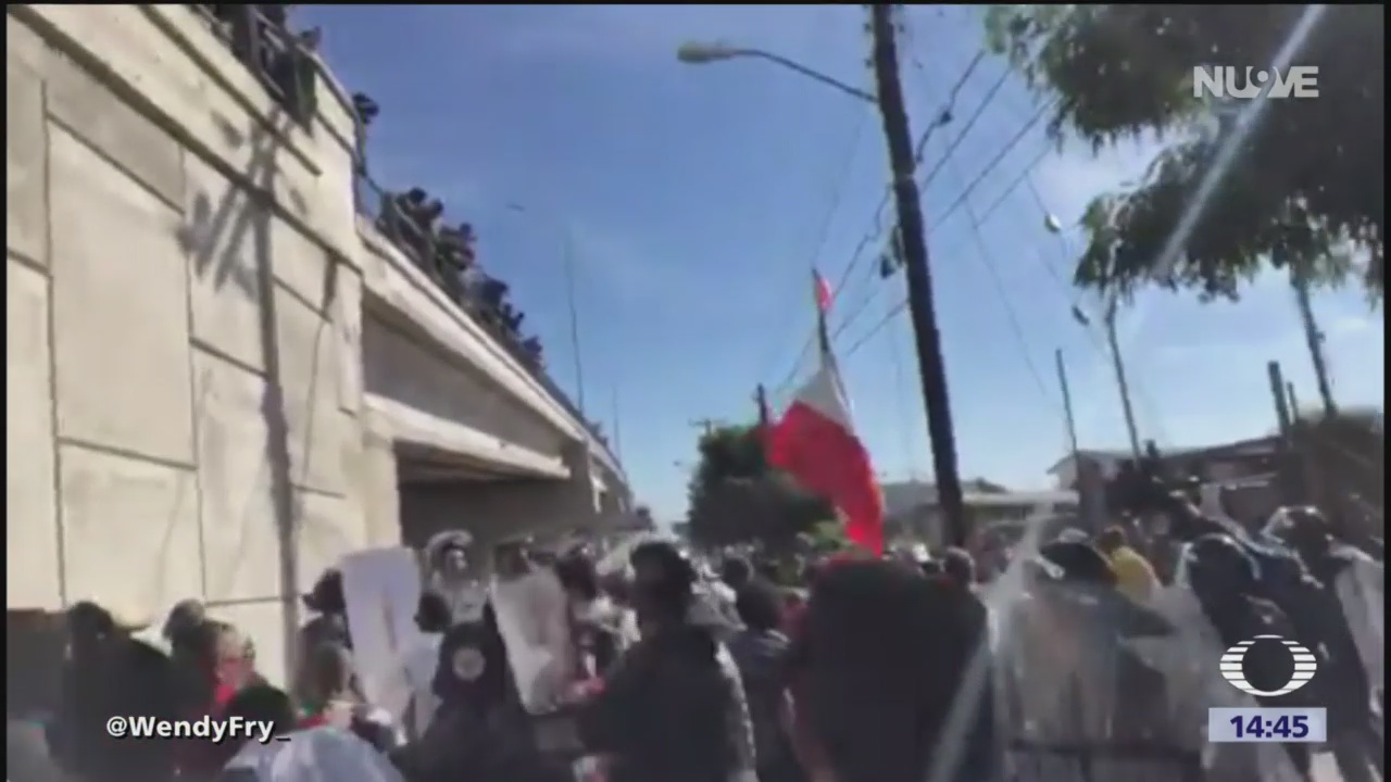 Migrante hondureño porta la bandera de México
