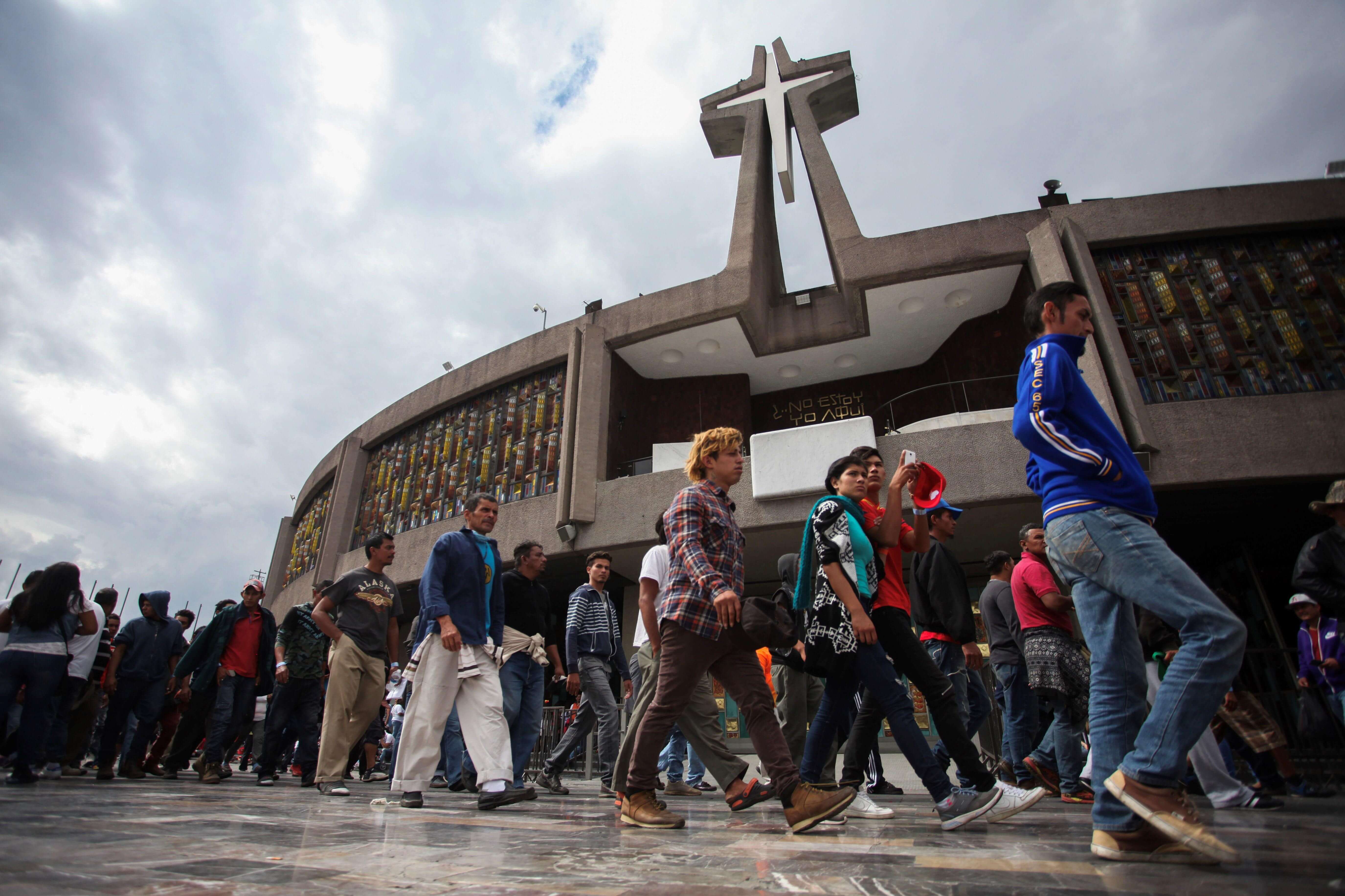 Migrantes visitan la Basílica de Guadalupe, en la CDMX