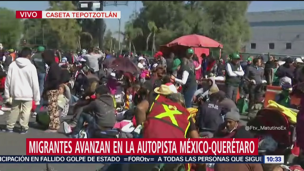Migrantes avanzan en la Autopista México-Querétaro