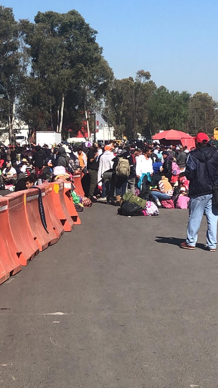 Migrantes bloquean parcialmente la autopista México Querétaro