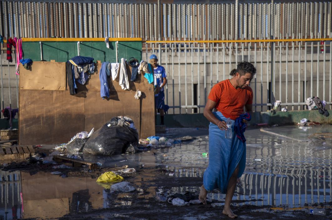 Reubican migrantes centroamericanos a 20 km garita Tijuana