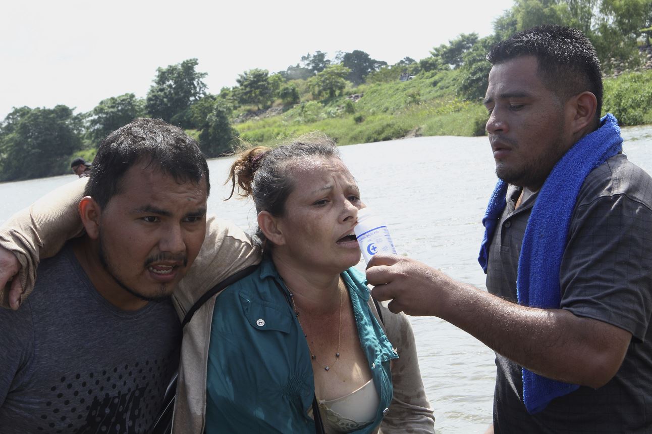 Migrantes de El Salvador cruzan la frontera mexicana