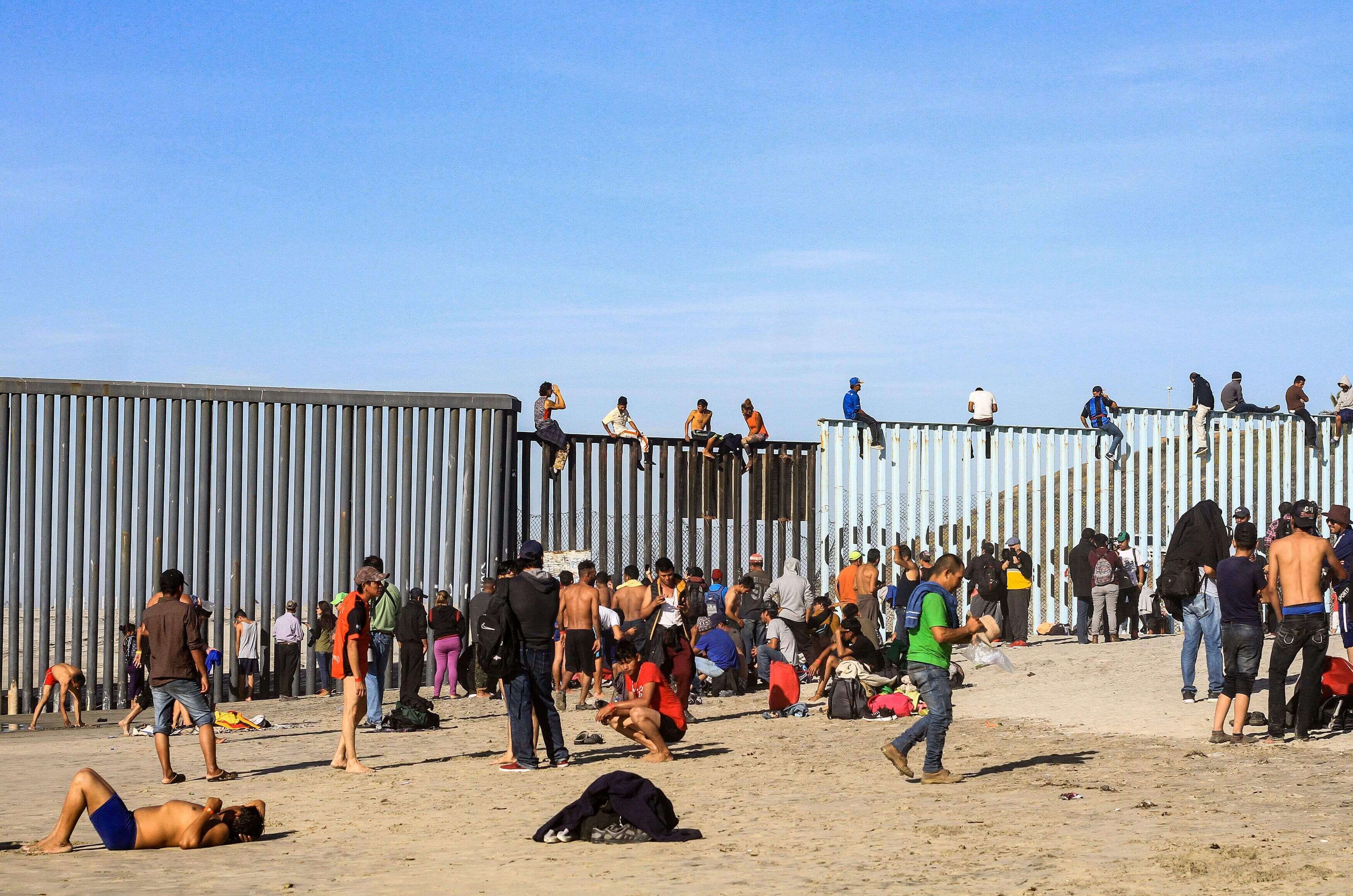 Migrantes cruzan valla en frontera de Tijuana con California N+