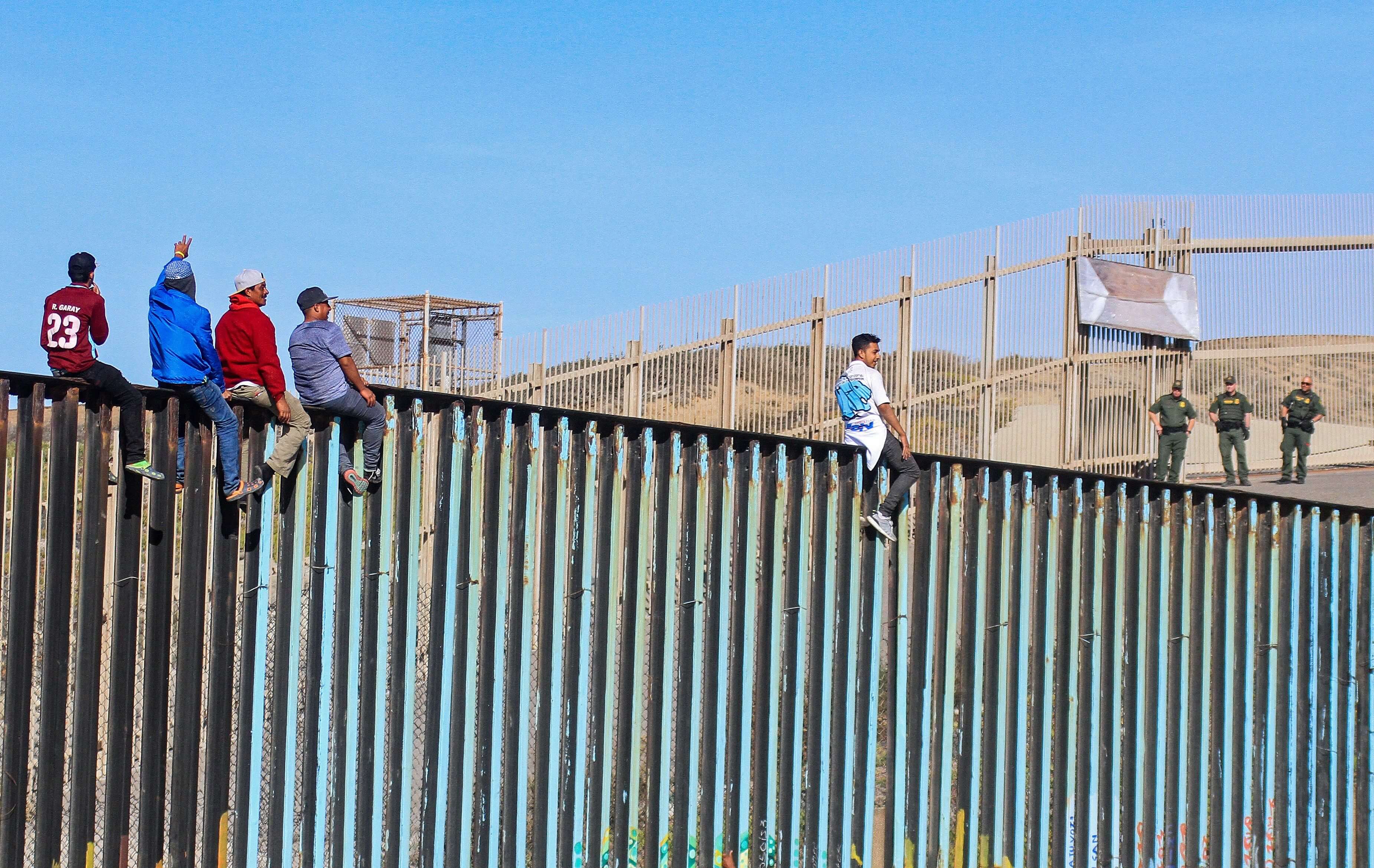  Migrantes cruzan valla en frontera de Tijuana con California