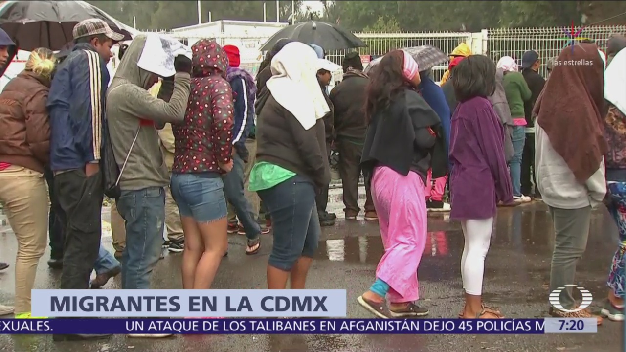 Migrantes de Honduras abordan Metro CDMX para salir de la ciudad