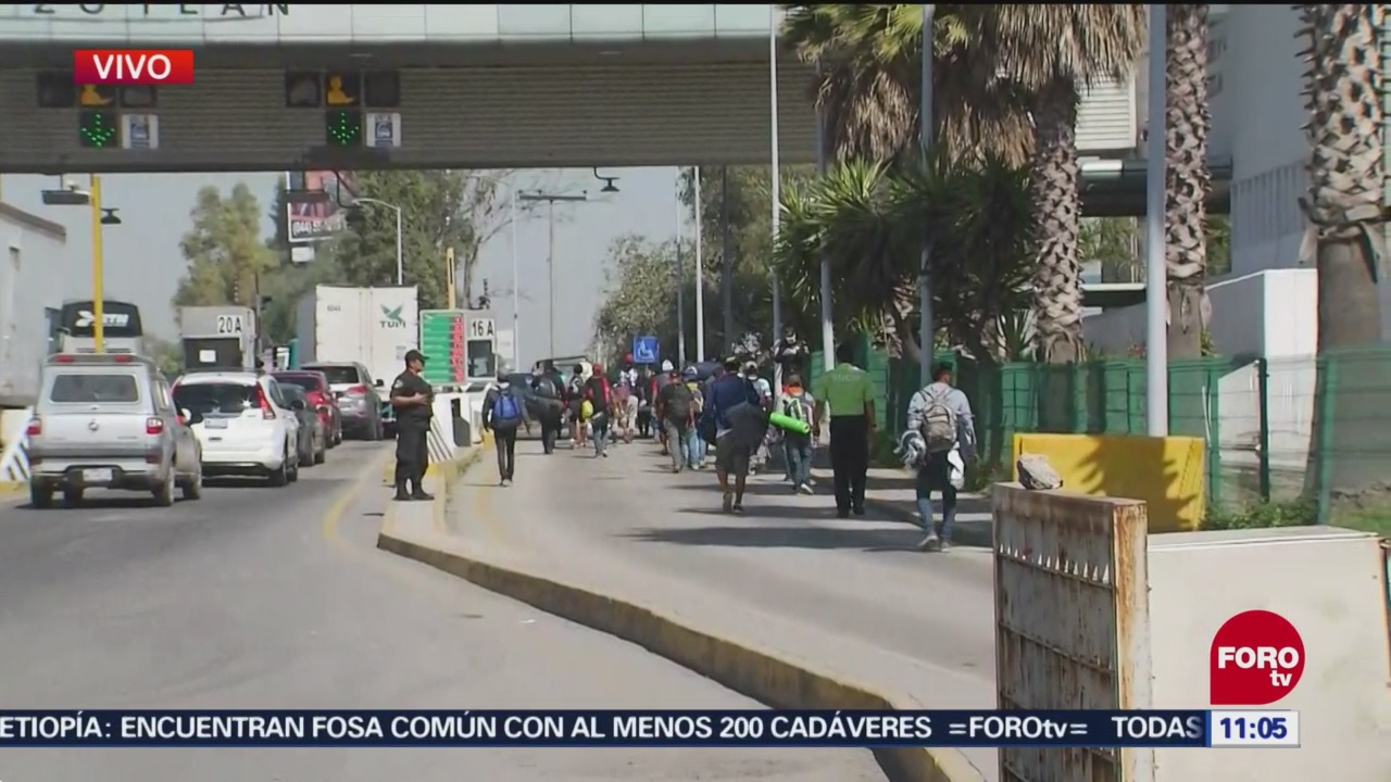 Migrantes de primera caravana caminan de CDMX a Querétaro