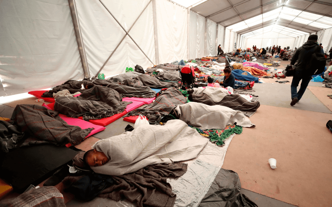 Algunos migrantes, de los agrupados en 4 caravanas, se quedan en México