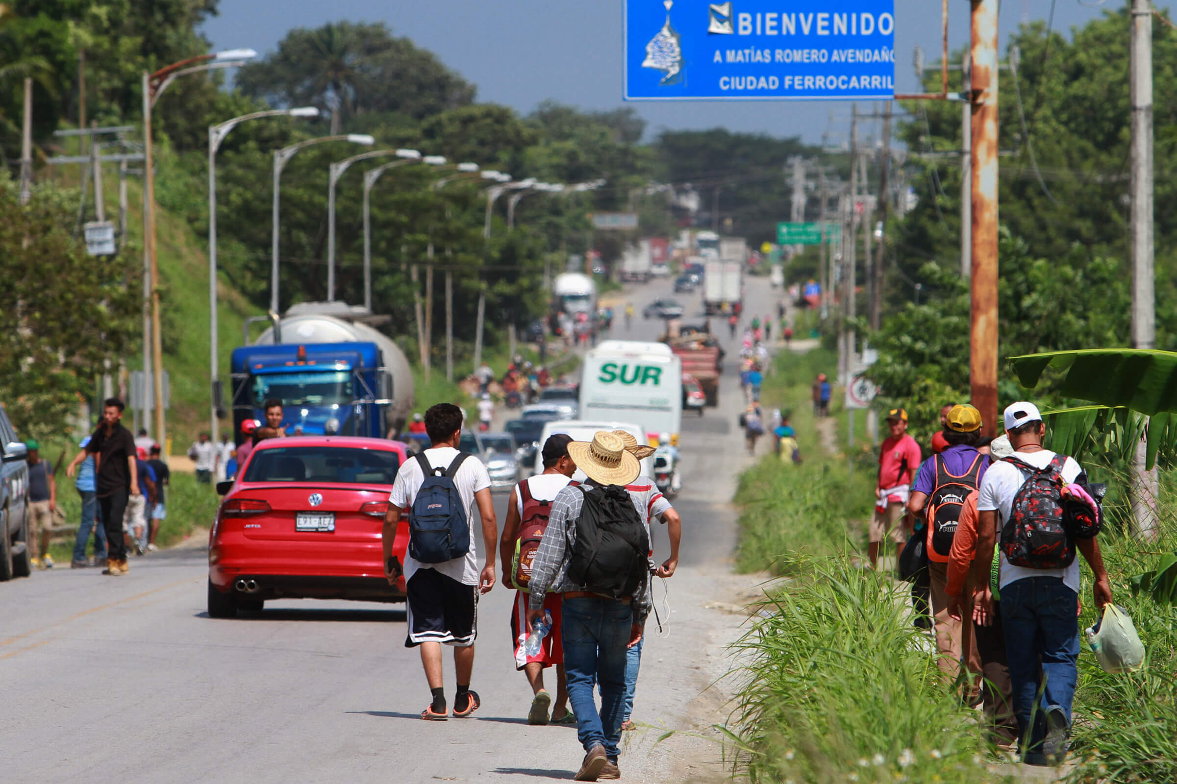 Caravana Migrante; olvidan problemas juegan futbol Oaxaca