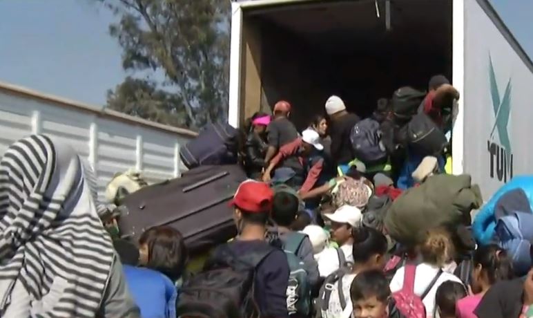 Migrantes abordan tráiler para seguir su camino a Querétaro