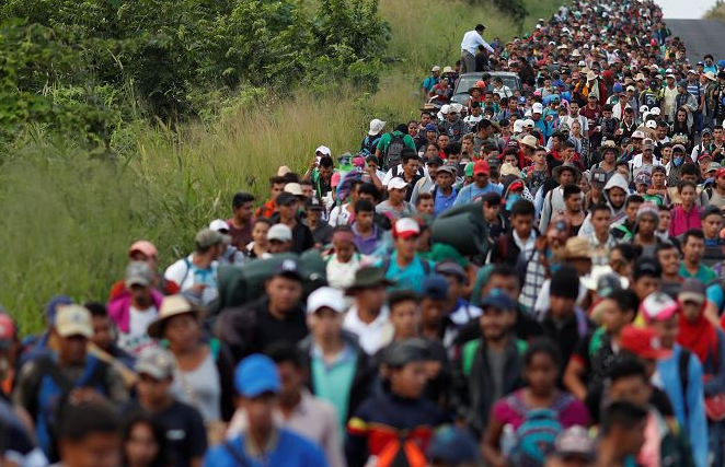 Migrantes centroamericanos en caravana se concentran en Coatzacoalcos