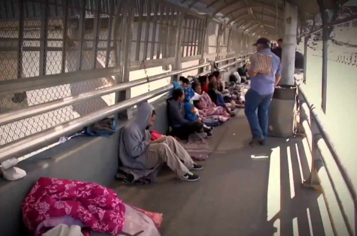 Migrantes centroamericanos esperan en cruces internacionales de Ciudad Juárez, Chihuahua