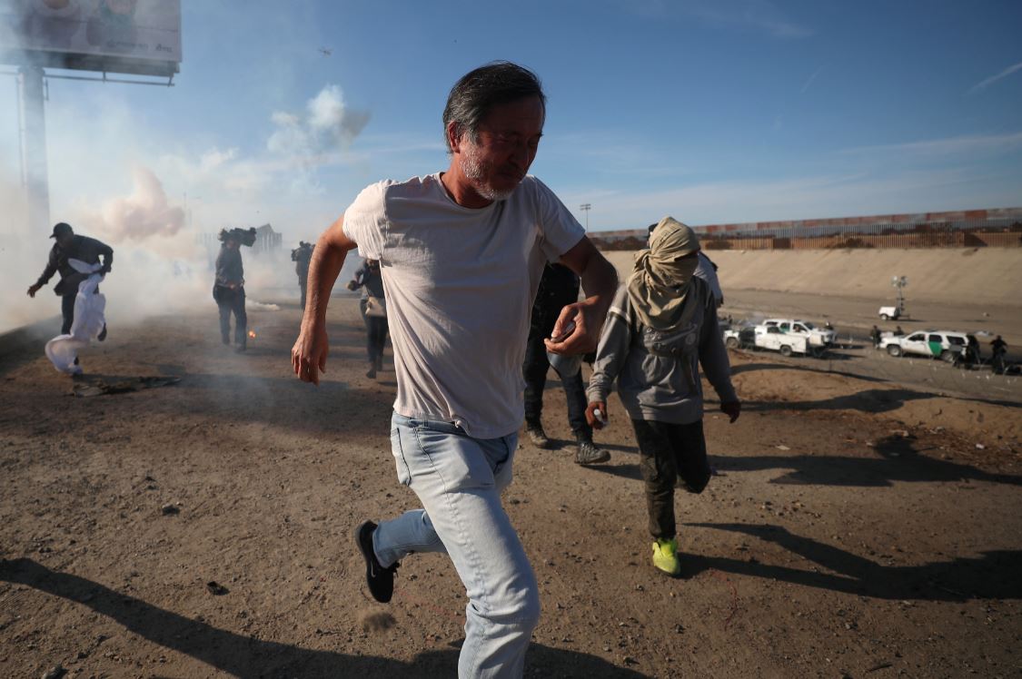 Policía fronteriza de Estados Unidos lanza gas lacrimógeno a migrantes