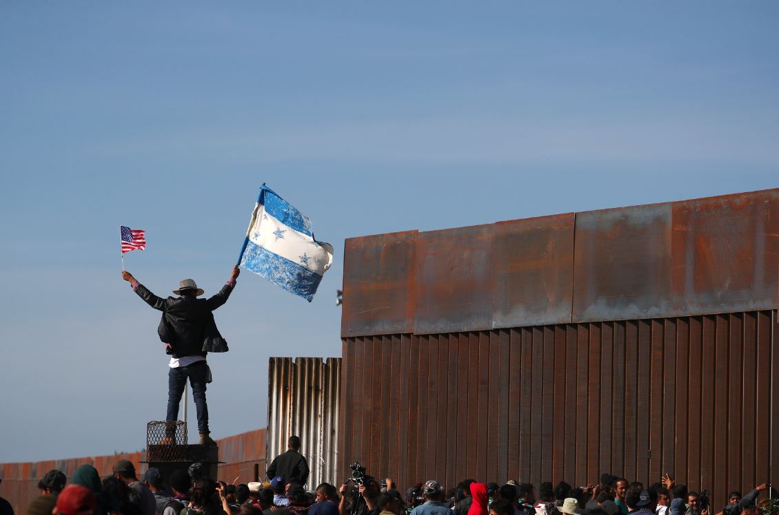 Centenares de migrantes rompen cerco policial para llegar a Estados Unidos