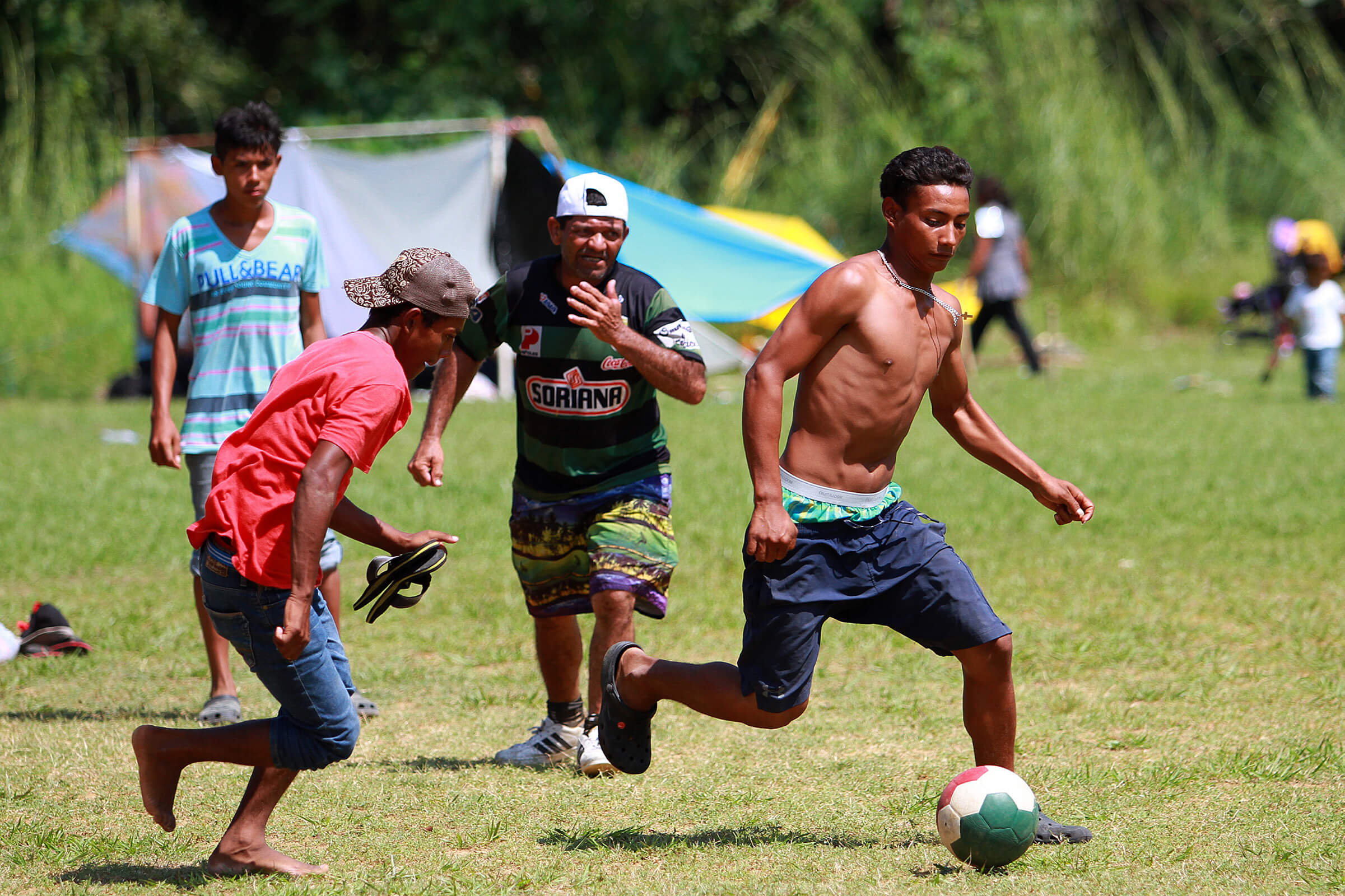 Caravana Migrante; olvidan problemas juegan futbol Oaxaca