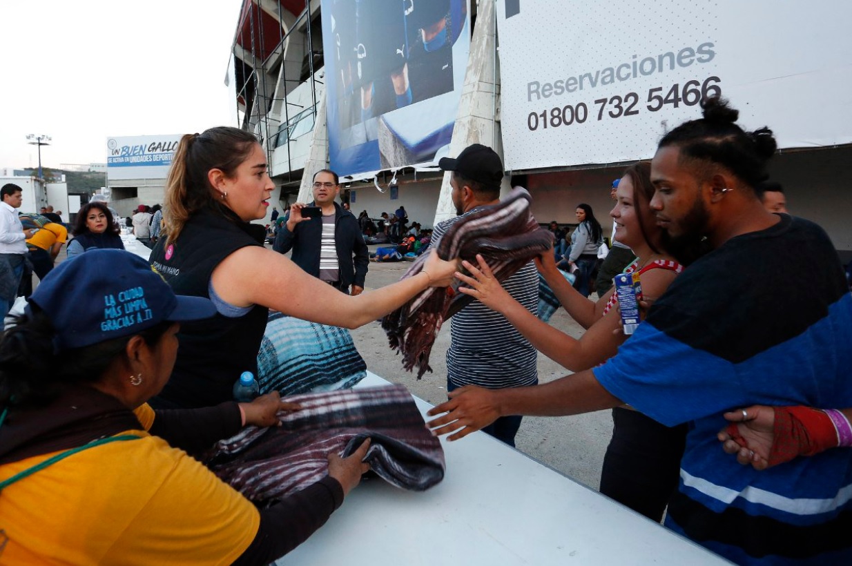 Primer grupo de migrantes pasa la noche en estadio de Querétaro