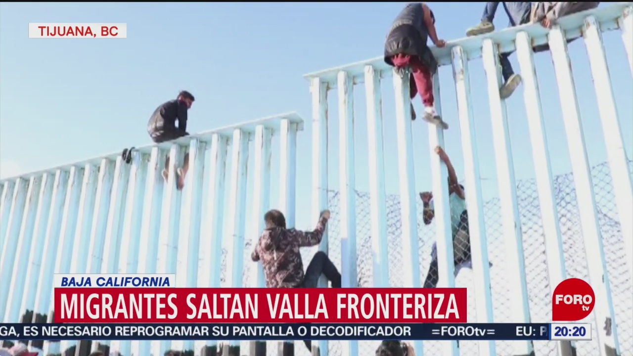 Migrantes Centroamericanos Saltan Valla Fronteriza Tijuana