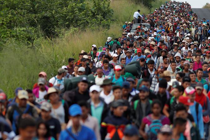 Migrantes salvadoreños avanzan por Veracruz previo a su llegada a CDMX