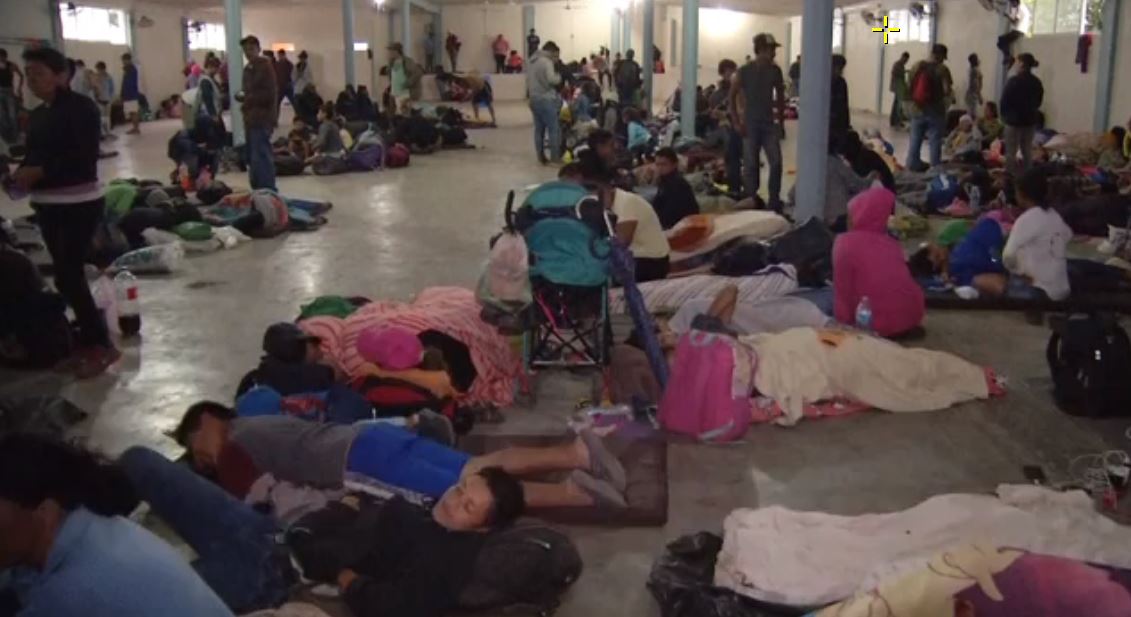 Migrantes de la cuarta caravana sufren frente frío en Veracruz