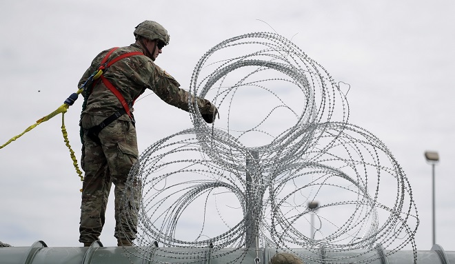 Militares de EU refuerzan seguridad en Texas por caravanas de migrantes