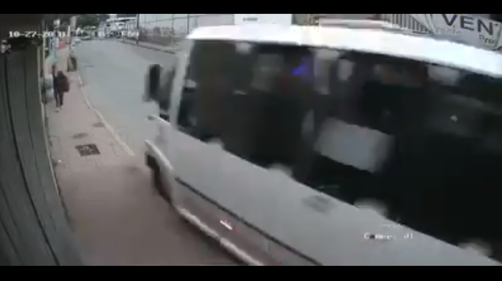 Mujer escapa de la muerte tras evadir unidad de transporte público