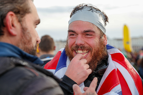 Un hombre rodea a nado Gran Bretaña por primera vez