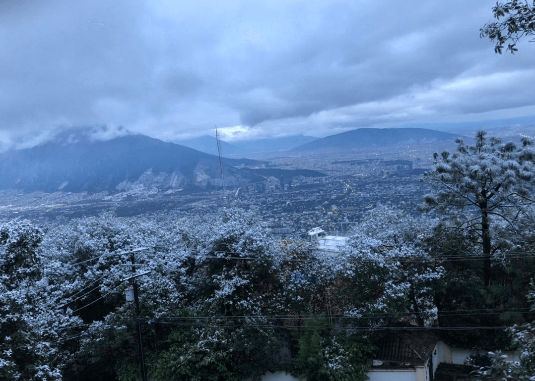 Monterrey registra helada, en Chipinque cae la primera nevada