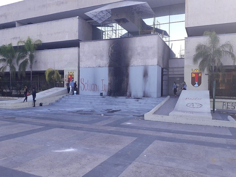 Normalistas vandalizan el Palacio de Gobierno de Chiapas