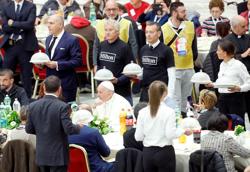 Papa Francisco almuerza con 1, 500 indigentes en el Vaticano
