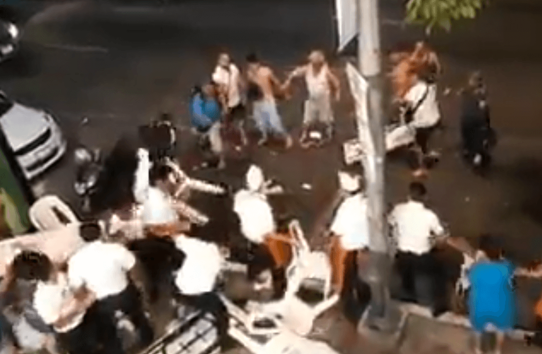 Se registra pelea entre turistas borrachos y meseros en Acapulco